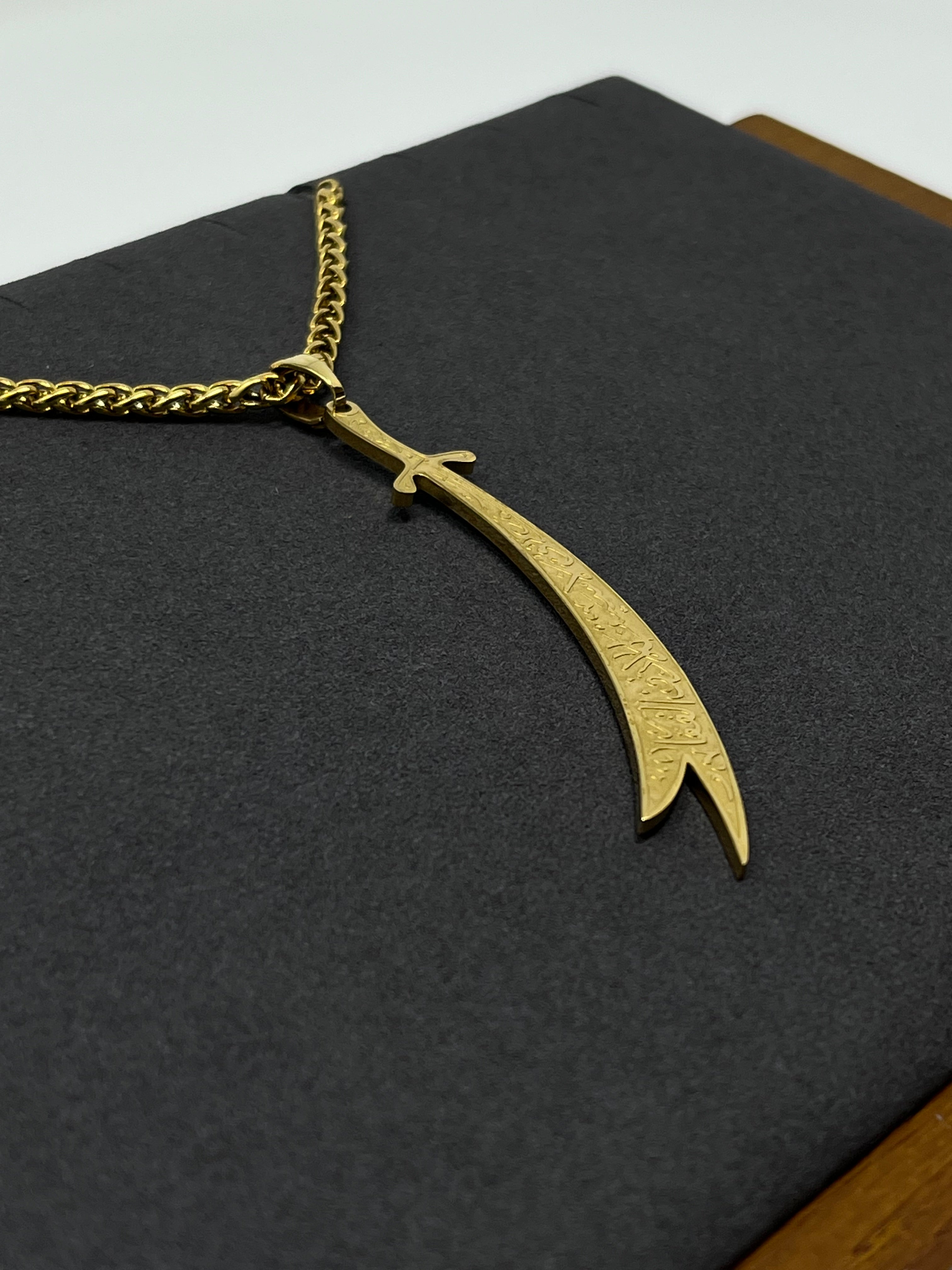 Zülfikar Kette mit eingraviertem Schriftzug