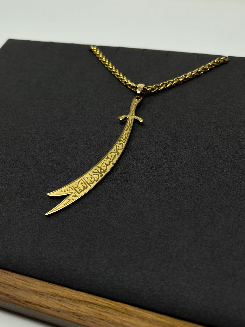 Zülfikar Kette mit eingraviertem Schriftzug