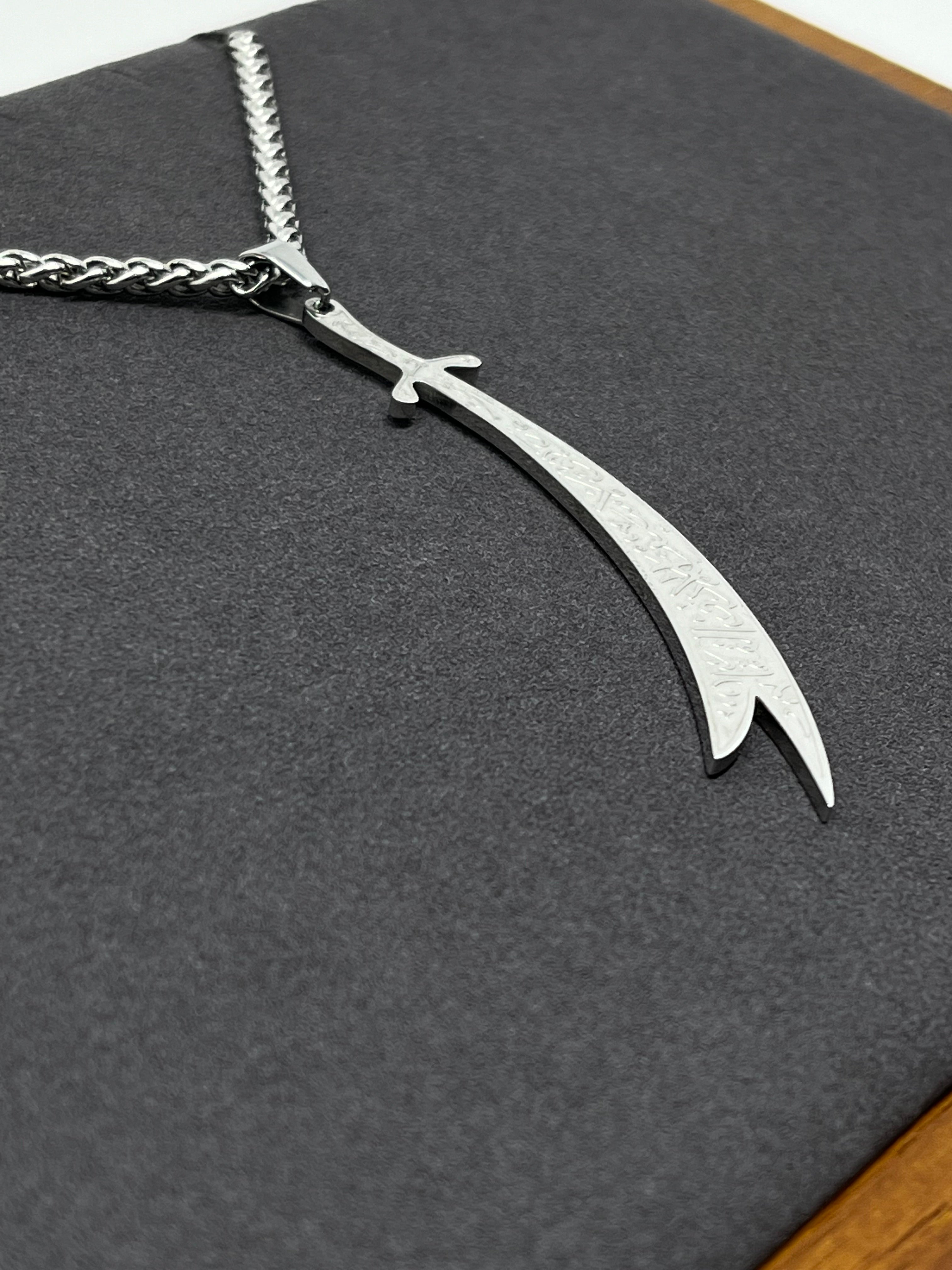 Zülfikar Kette mit eingraviertem Schriftzug